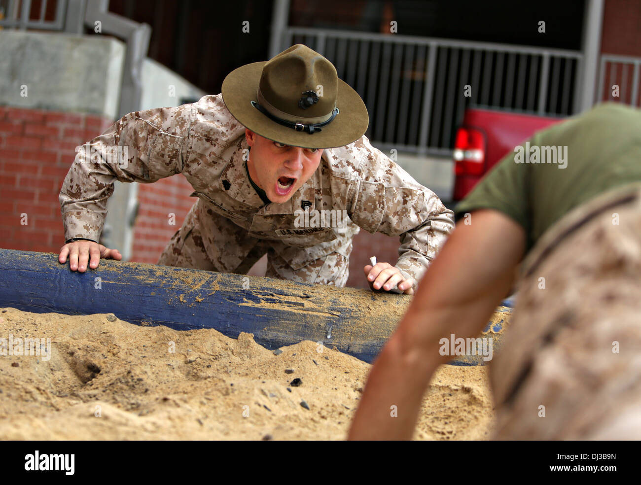 Ein US Marine Corps Drill Instructor schreit an neuen Rekruten während einer Incentive Trainingseinheit 30. Oktober 2013 auf Parris Island, SC Stockfoto