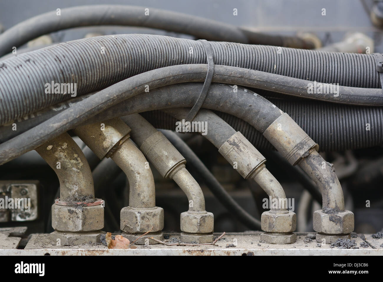 Hydraulikschläuche mit Steckverbindern auf ebnet Ausrüstung als Gestaltungselement Stockfoto