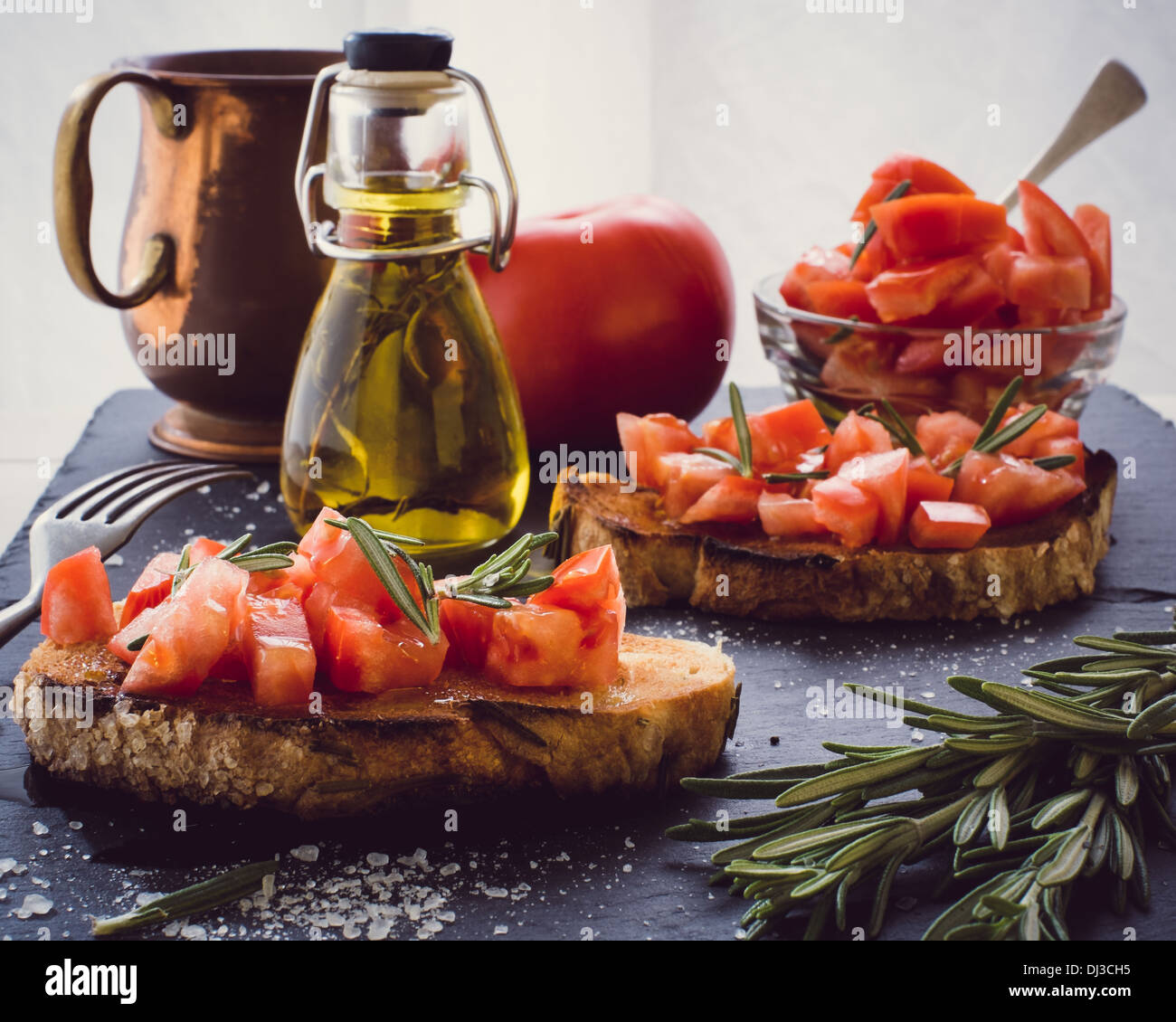 Zwei Bruschetta mit frischen Tomaten und Rosmarin Stockfoto