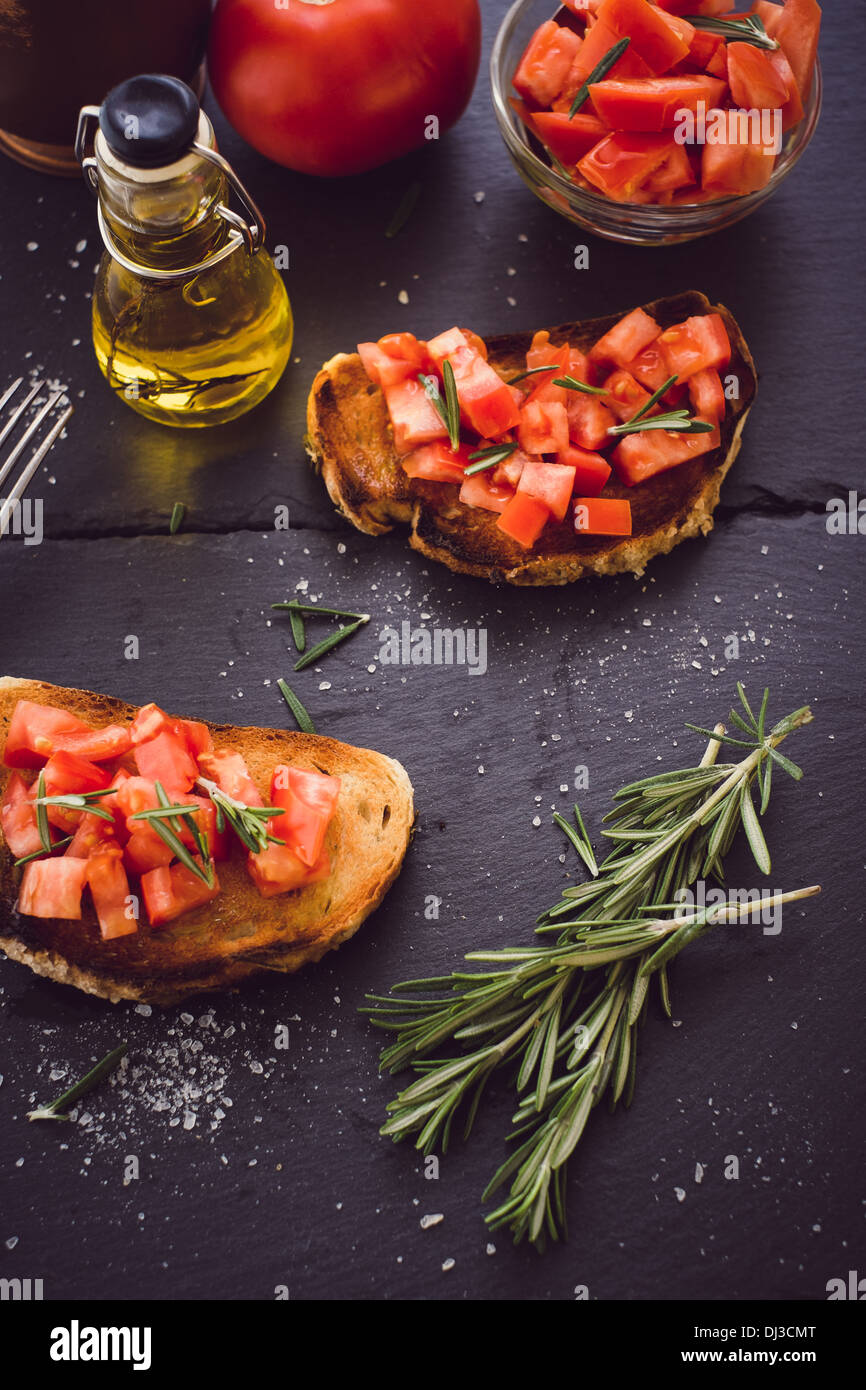 Zwei Bruschetta mit frischen Tomaten und Rosmarin Stockfoto