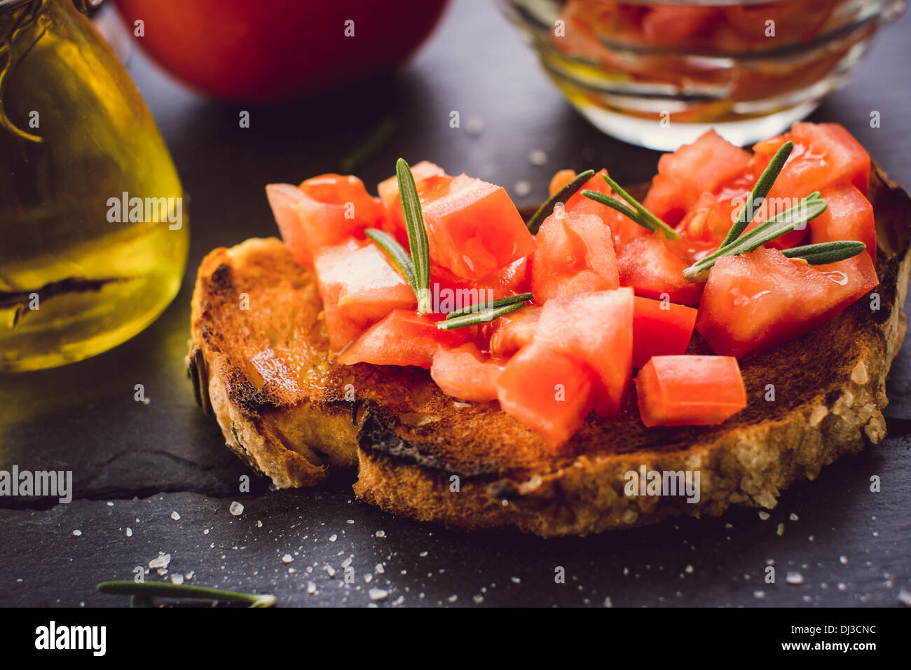 Zwei Bruschetta mit frischen Tomaten und Rosmarin Stockfoto