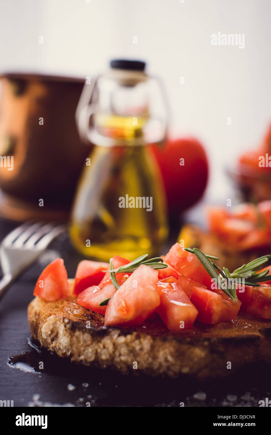 Zwei Bruschetta mit frischen Tomaten und Rosmarin Stockfoto