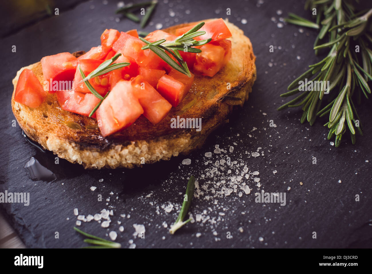 Zwei Bruschetta mit frischen Tomaten und Rosmarin Stockfoto