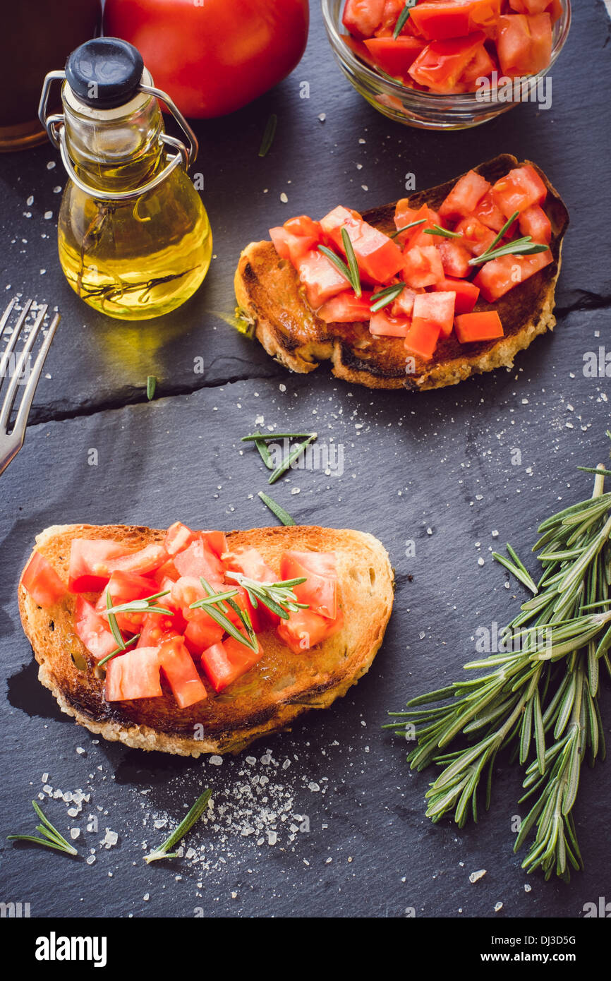 Zwei Bruschetta mit frischen Tomaten und Rosmarin Stockfoto