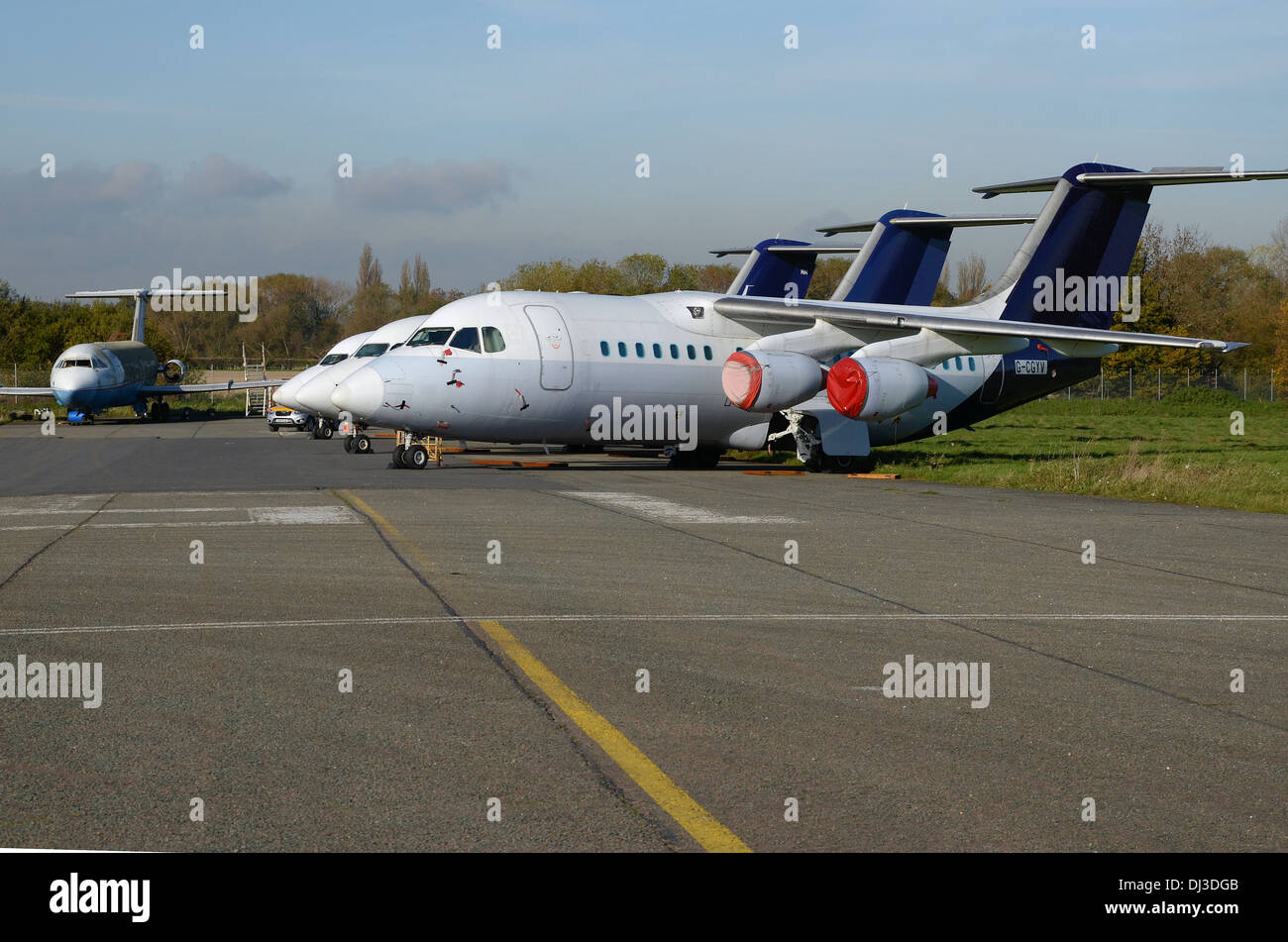 Eine Anzahl von Flugzeugen am Flughafen Southend, mit Feuer und Evakuierung trainer Flugzeuge im Hintergrund. Ebene Friedhof. Pensionierte Ebenen Stockfoto