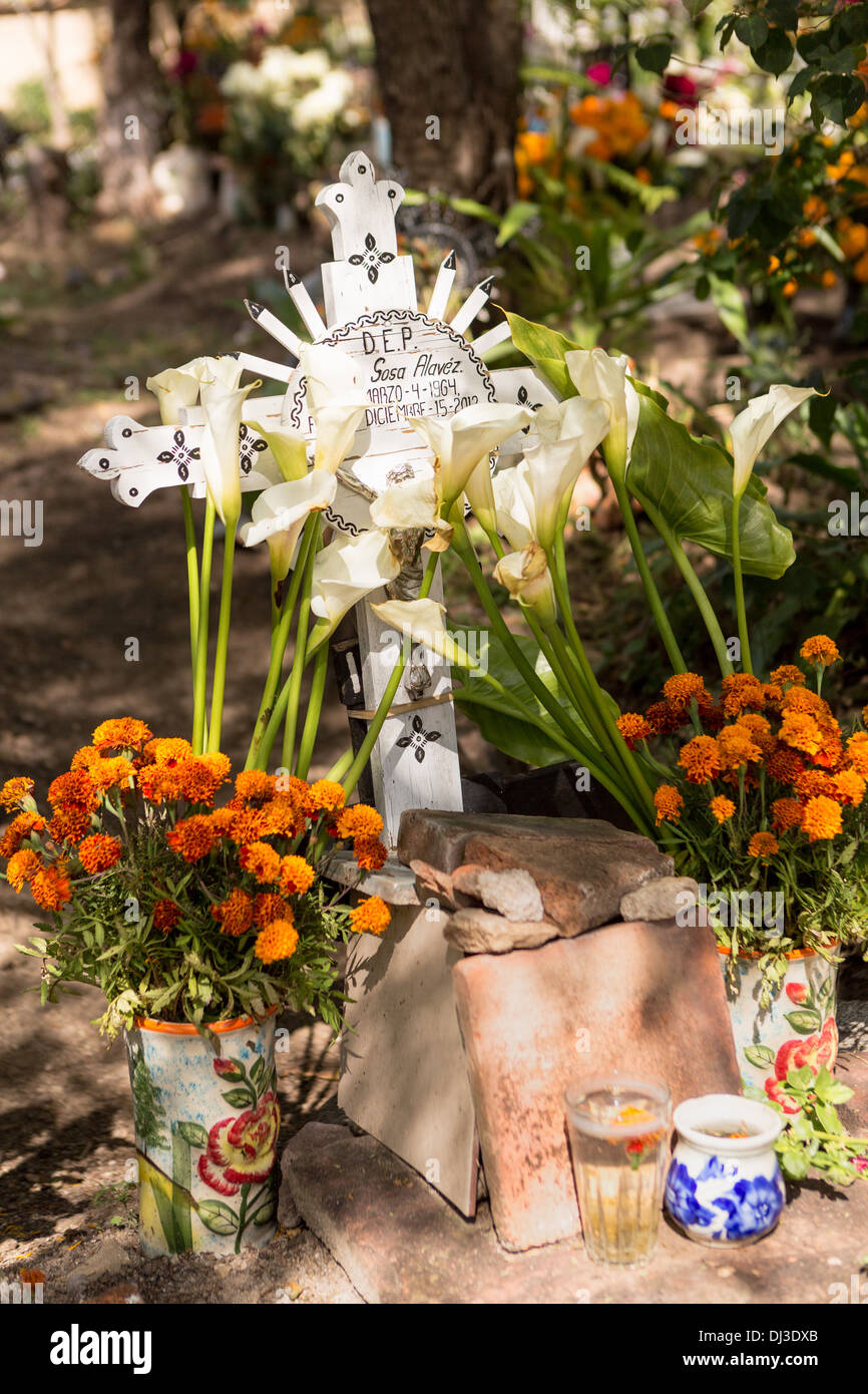 Eine Grabstätte für den Tag der Toten Festival bekannt in Spanisch als Día de Muertos 30. Oktober 2013 in Teoti mit Blumen geschmückt. Stockfoto