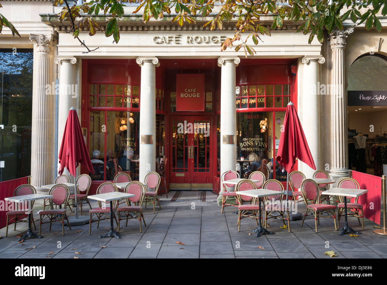 Cafe Rouge Restaurant mit Tischen und Stühlen außerhalb Cheltenham UK Stockfoto