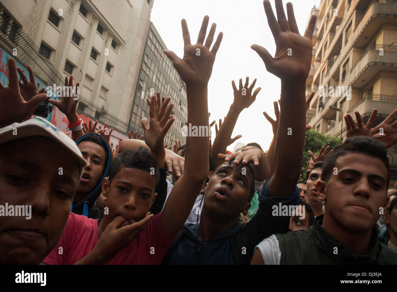 Kairo, Ägypten. 19. November 2013. Ägyptische Demonstranten skandieren Parolen gegen die Armee, der Polizei und der Muslim-Bruderschaft und Mubarak am zweiten Jahrestag der Ereignisse von Mohamed Mahmoud, der mindestens 60 Menschen, 19. November 2013 getötet hat Mohamed Mahmoud Street in der Nähe von Tahrir Square.Photo: Ahmed Ashraf/NurPhoto Credit: Ahmed Ashraf/NurPhoto/ZUMAPRESS.com/Alamy Live News Stockfoto