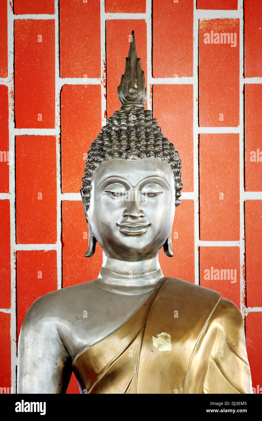 Bild Buddha-Statue im Hintergrund aus rotem Backstein. Stockfoto