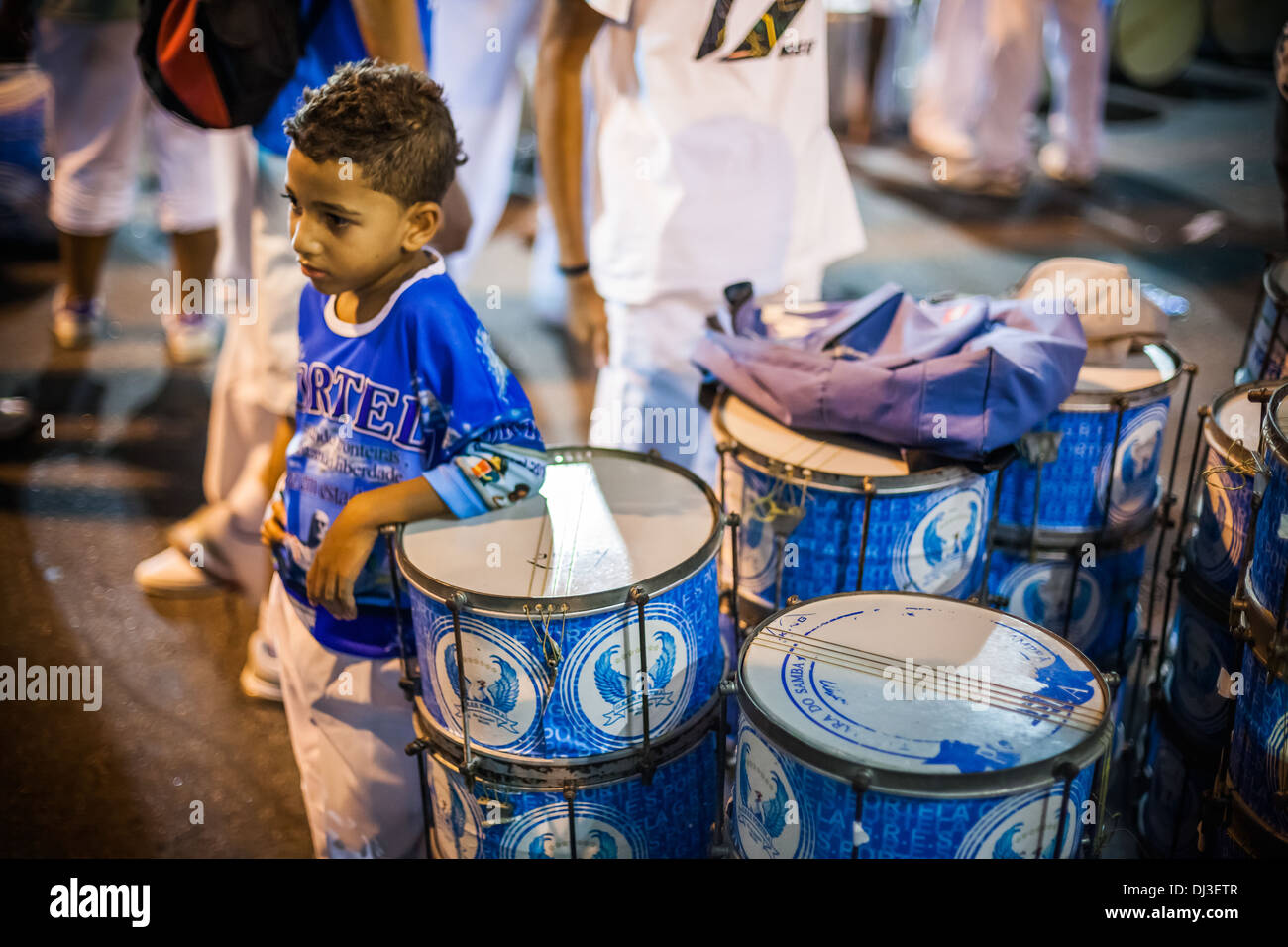 Ein junger Schlagzeuger wartet mit seinem Samba-Gruppen Trommeln beim Karneval in Rio De Janeiro, Brasilien 2010 durchführen. Stockfoto