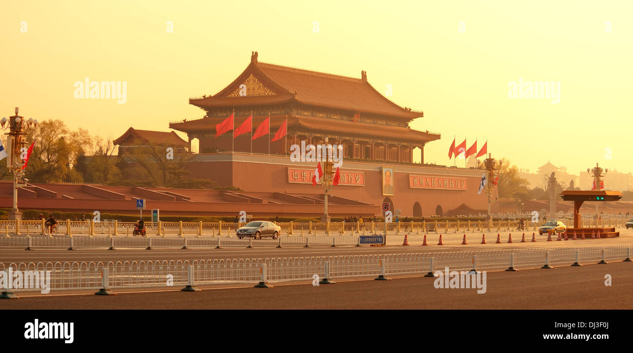 Tiananmen Sonnenaufgang mit Straße Stockfoto
