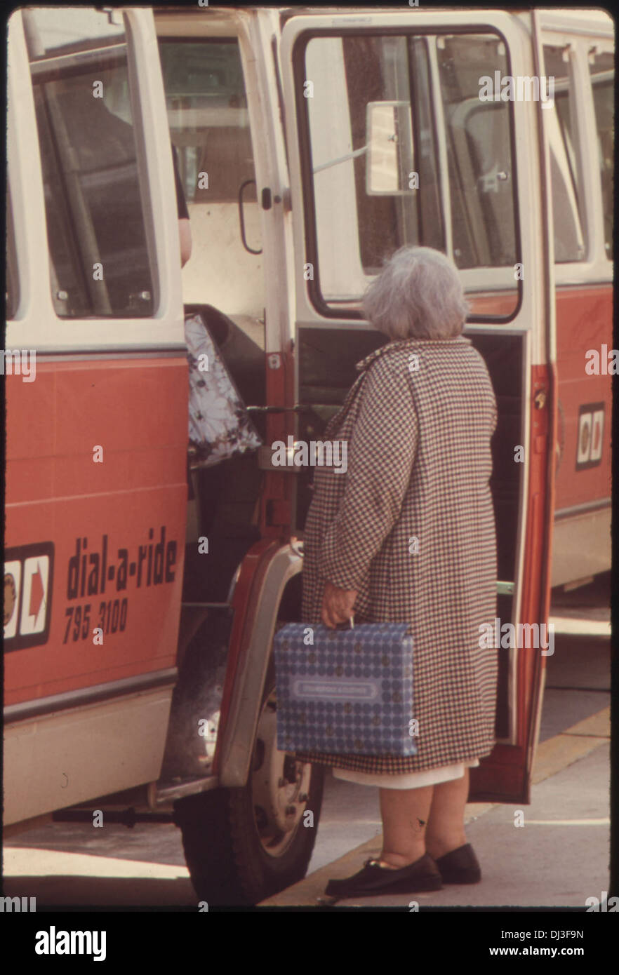 Ein Passagier kann am Bahnhof Haddonfield, New Jersey, in einen Dial-A-Ride-Bus einsteigen. Stockfoto