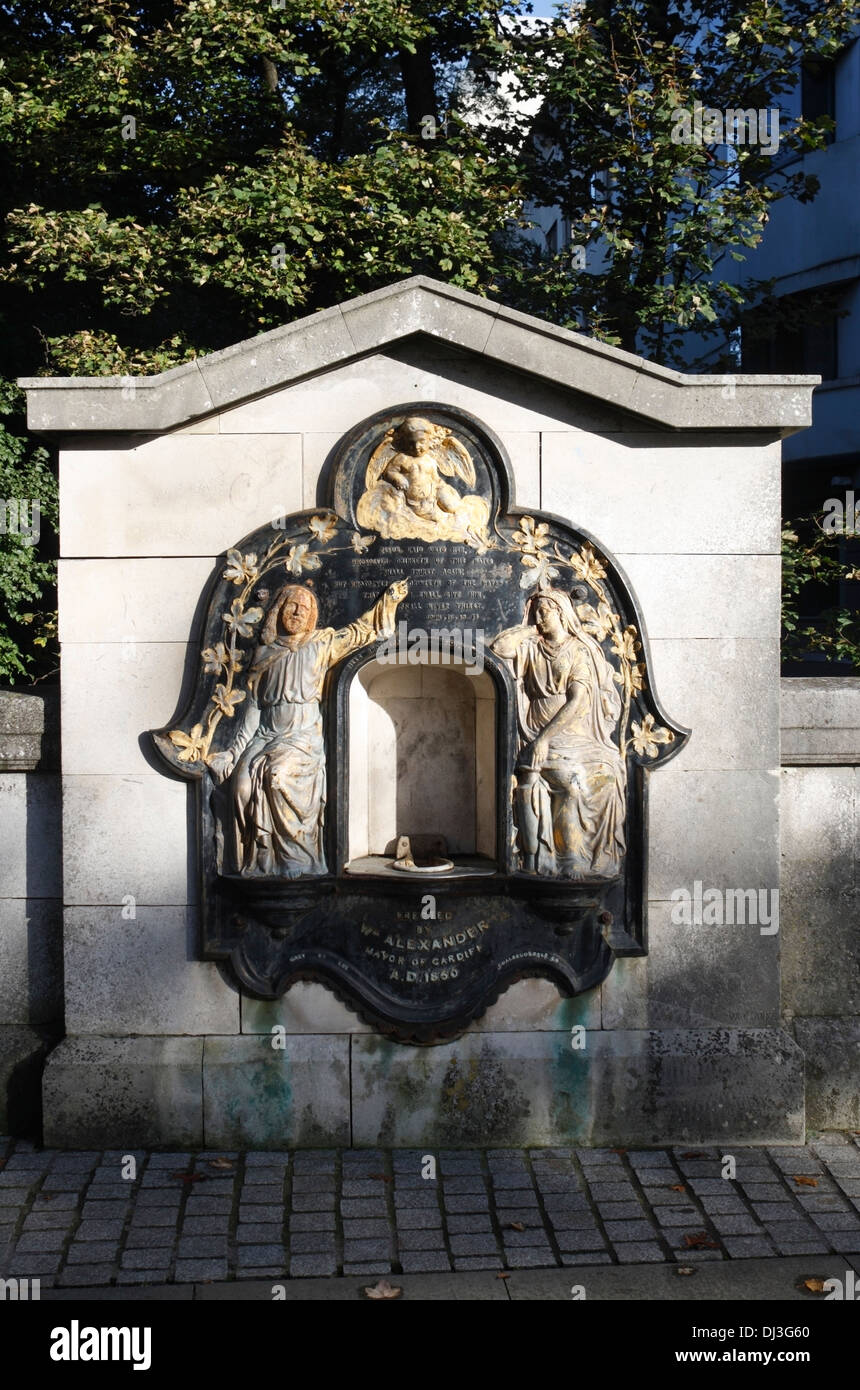 Ein stillgelegtes Gusseisen viktorianischen Trinkbrunnen im Stadtzentrum von Cardiff Stockfoto