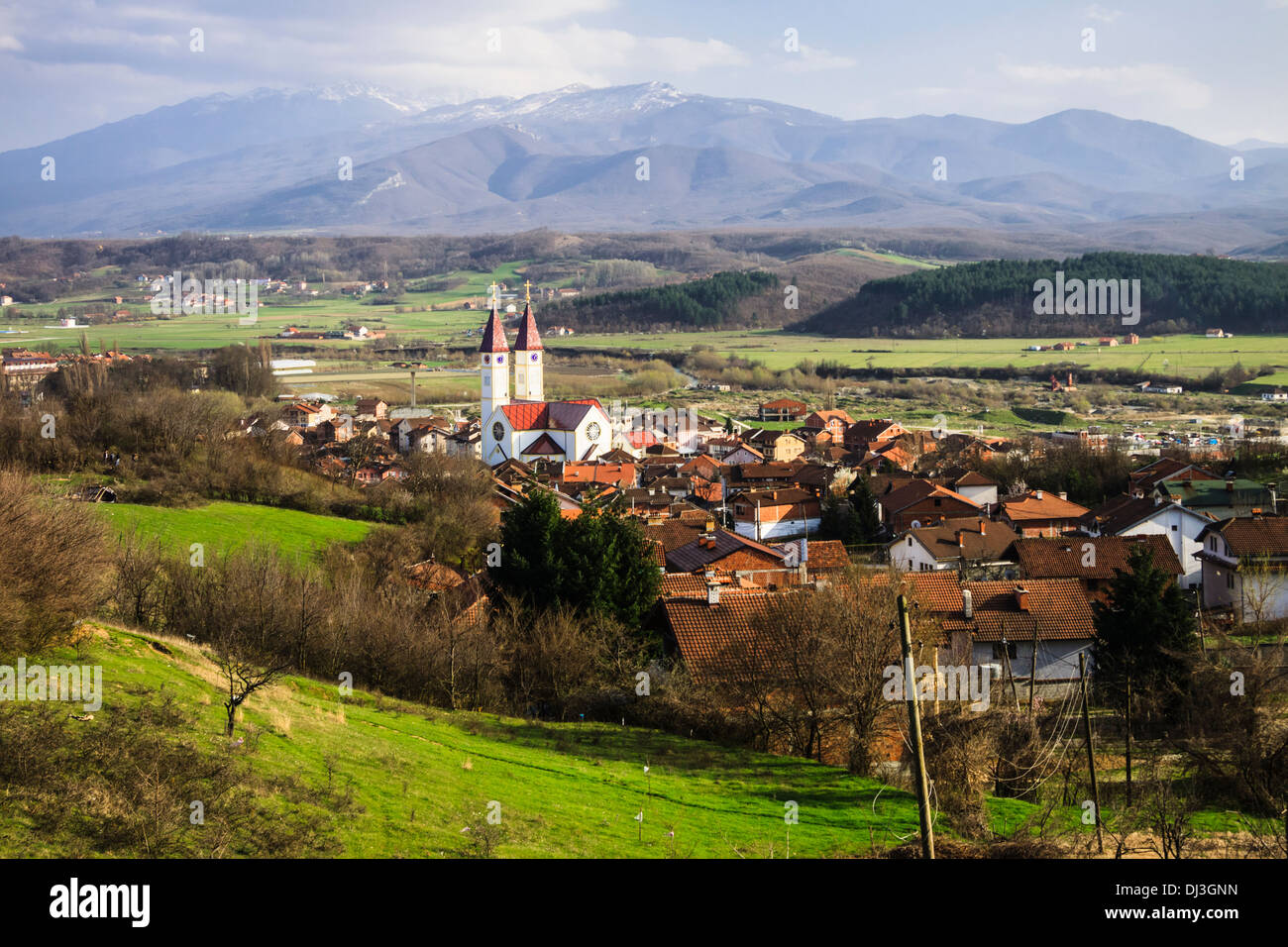 GjakovaÜbersicht und Landschaft mit der katholischen Kirche. Kosovo
