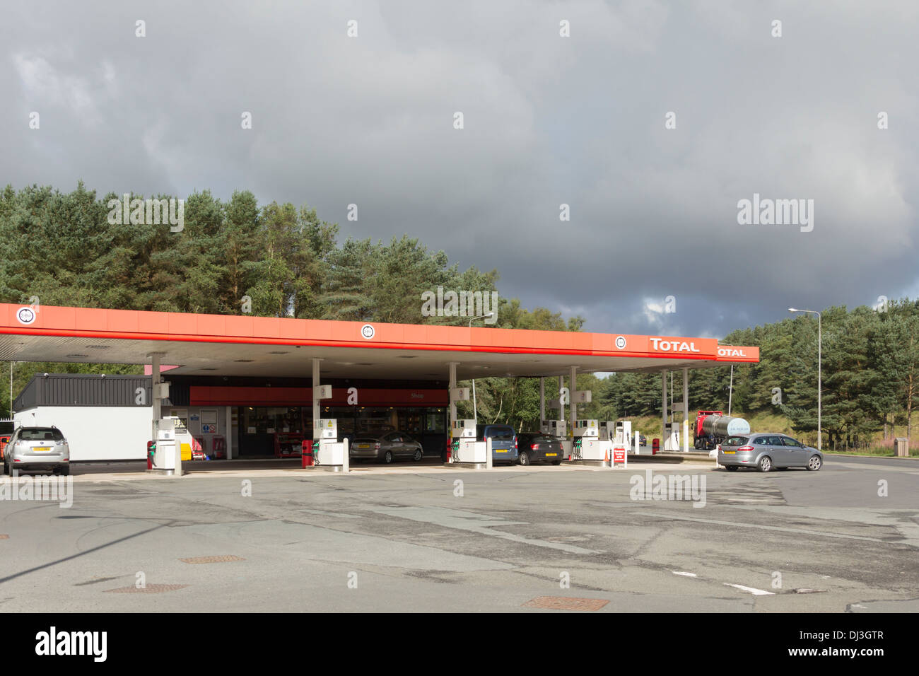 Tankstelle-Bereich liefert insgesamt Benzin und Diesel bei Tebay Services auf der M6 (nordgehend) in Cumbria. Stockfoto