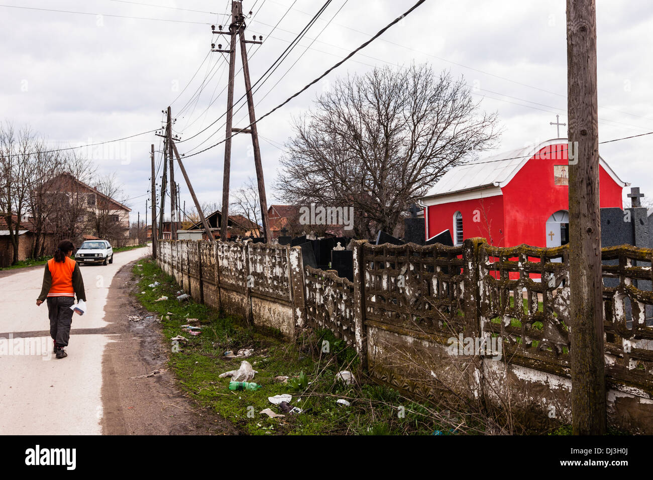 Orthodoxer Friedhof in einem serbischen Dorf im Kosovo Stockfoto