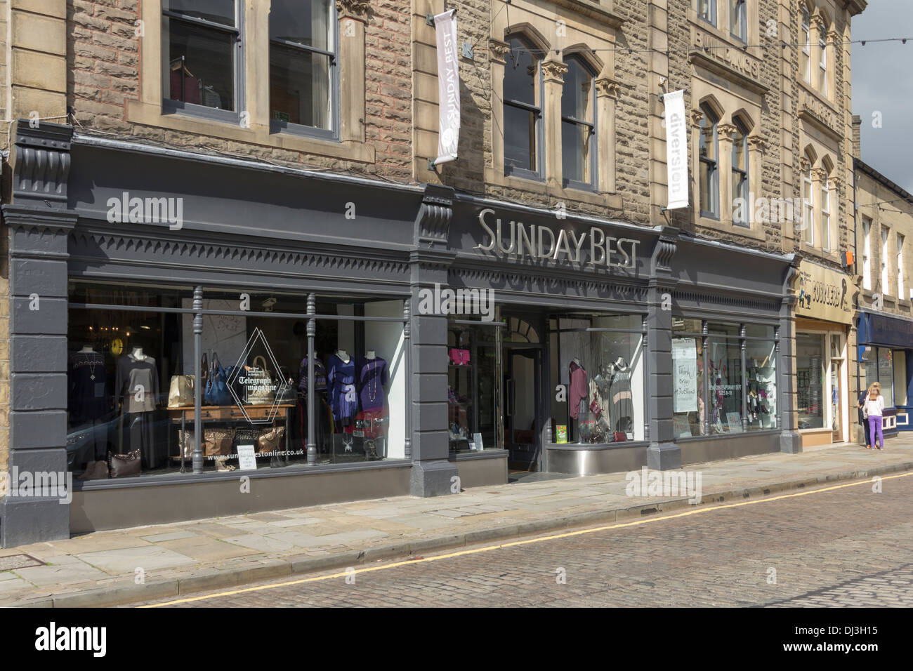 'Sunday Best", ein preisgekröntes unabhängiges, Small Business, Mode für Frauen Shop auf der Bank Street, Rawtenstall, Lancashire. Stockfoto