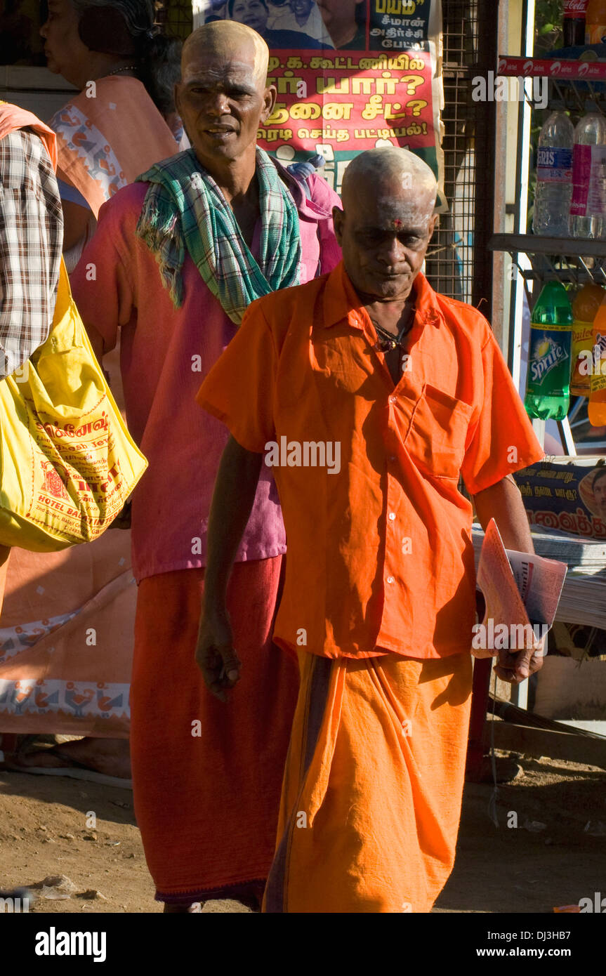 Sadhus, indische heilige Männer in Tiruvannamalai Arunachala Hill Tamil Nadu Südindien. Gekleidet in Ocker, rosa und roten Farben Stockfoto