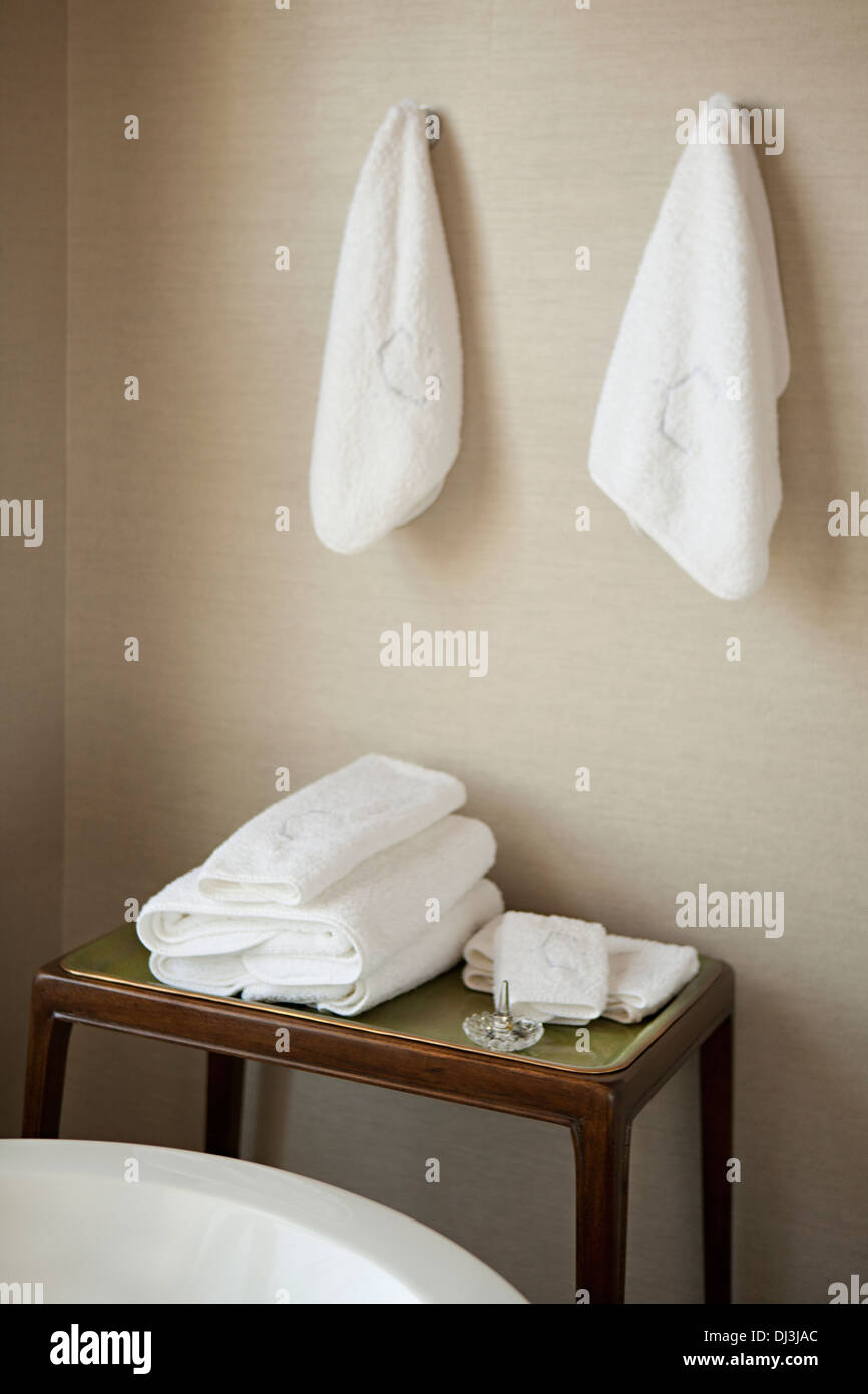 Gefaltet und hängen weiße Handtücher im Bad Stockfoto