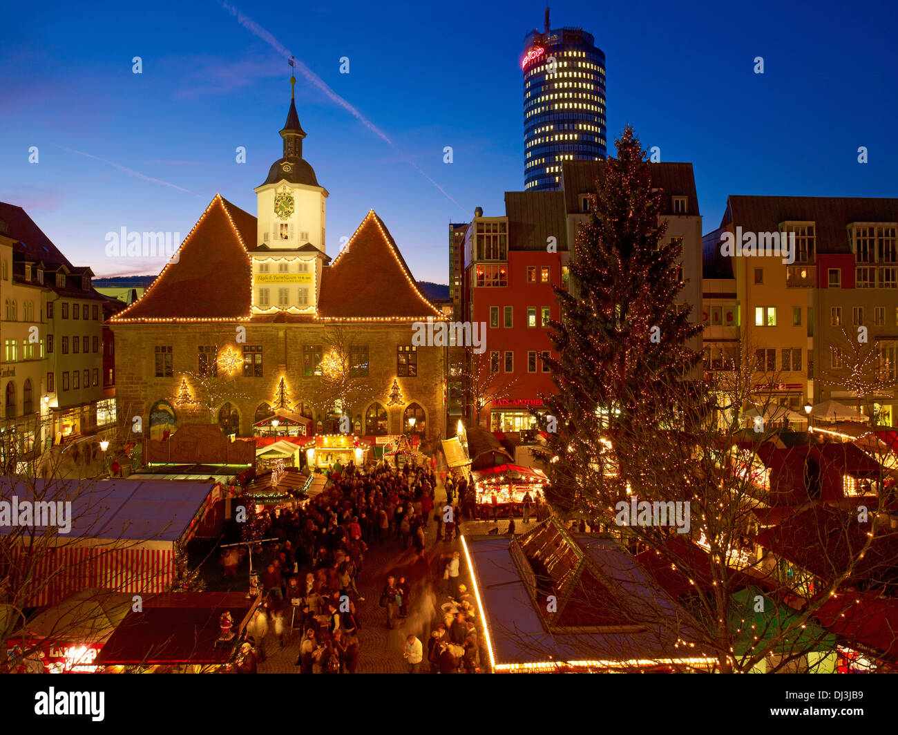 Weihnachtsmarkt und das Rathaus in Jena, Thüringen, Deutschland Stockfoto