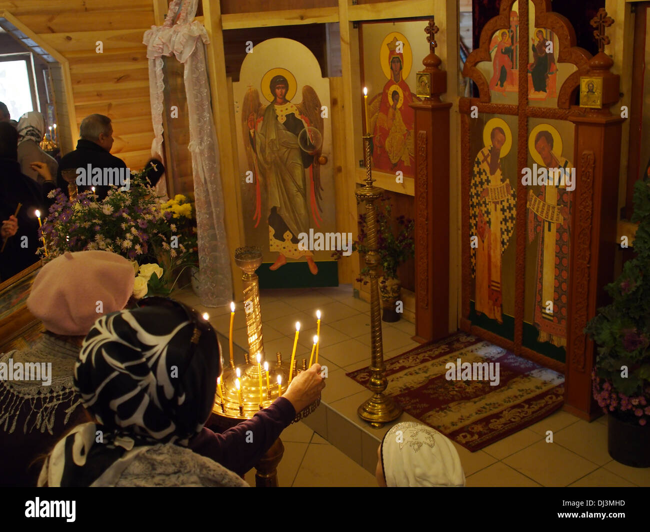 Gläubige beten in der Kirche, Gurias, Samon und Habib Stockfoto