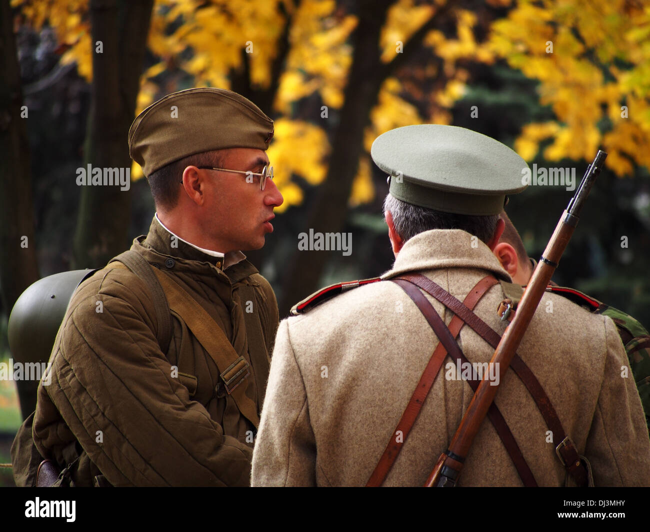 Männer der militärischen Uniform der verschiedenen Epochen. Stockfoto