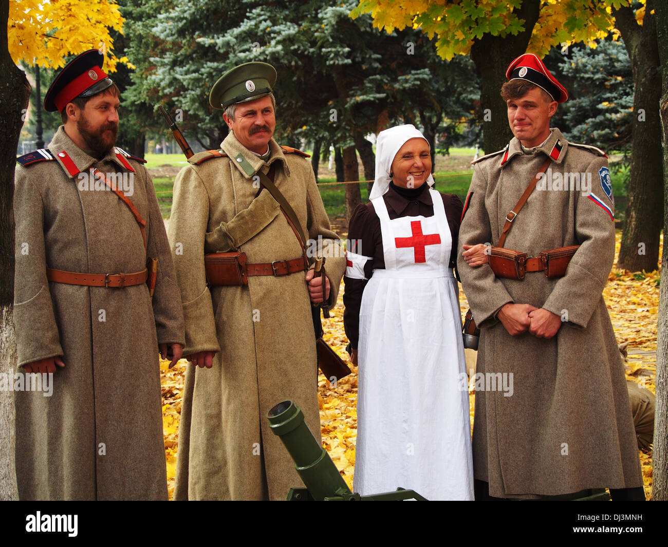 Drei Kosaken und Krankenschwester in der Uniform der Zeitraum von Erster Weltkrieg und Russischer Bürgerkrieg Stockfoto