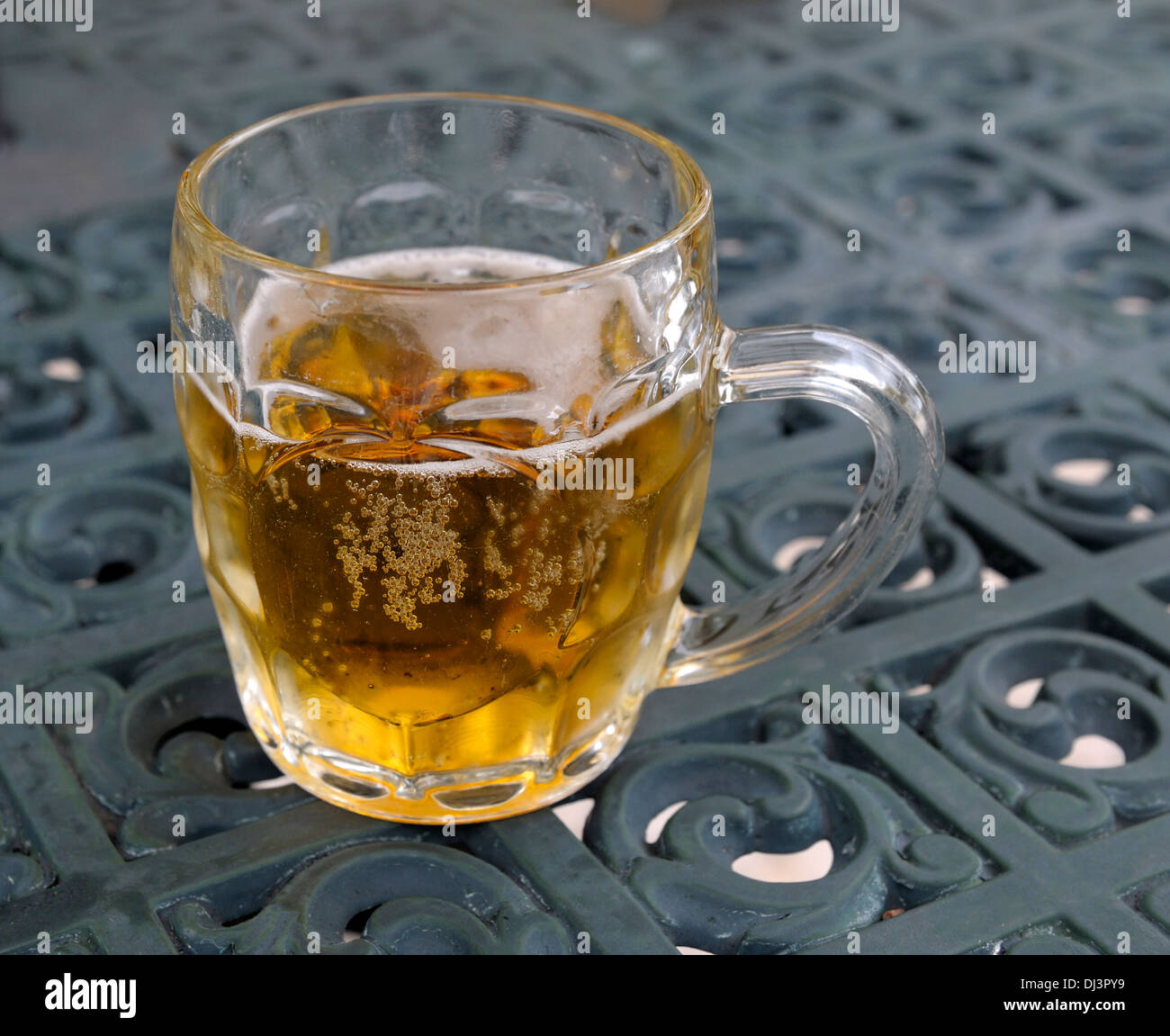 Ein Krug Glas Lagerbier Stockfoto