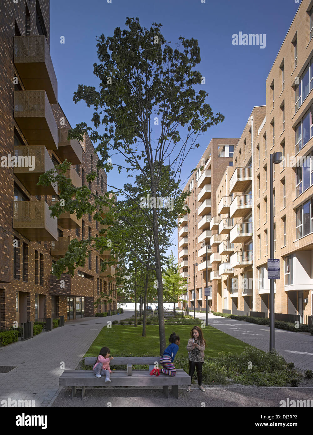 ST ANDREW APARTMENT Komplex BROMLEY-durch-BOW, London, Vereinigtes Königreich. Architekt: Verbündete und Morrison, 2012. Außenansicht innerhalb Stockfoto