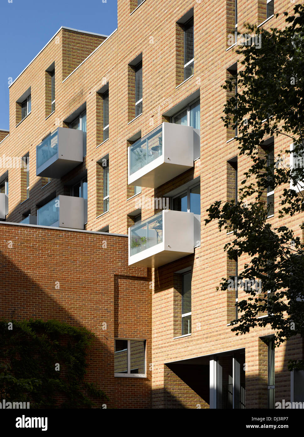 ST ANDREW APARTMENT Komplex BROMLEY-durch-BOW, London, Vereinigtes Königreich. Architekt: Verbündete und Morrison, 2012. Außenansicht innerhalb Stockfoto