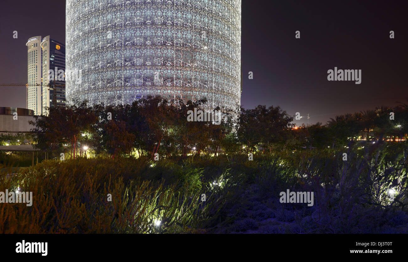 Burj Tower in Doha, Katar Doha, Qatar. Architekt: Ateliers Jean Nouvel, 2012. Nacht-Ansicht mit umliegenden Vegetation. Stockfoto