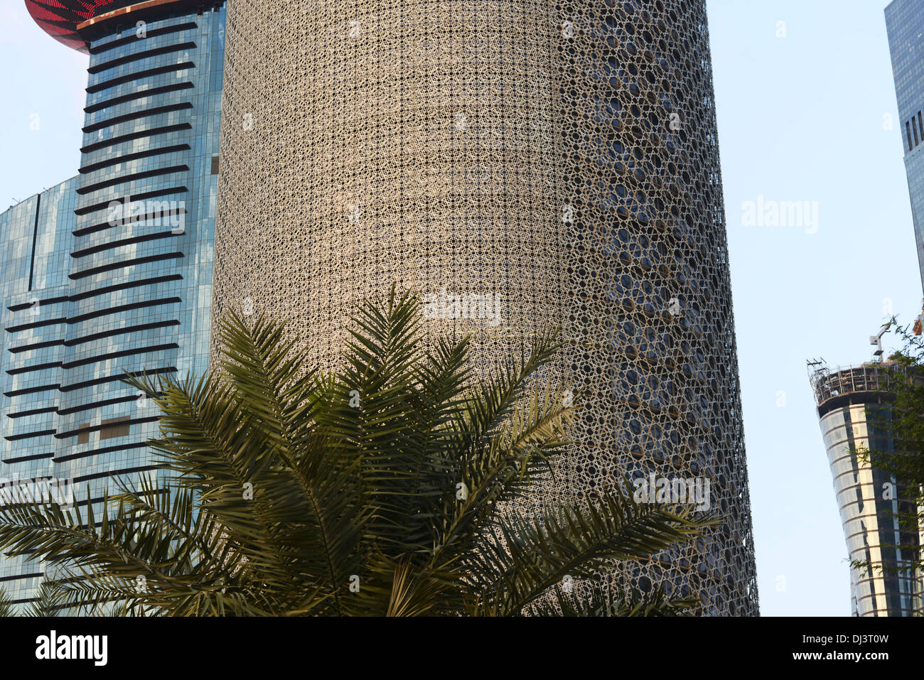 Burj Tower in Doha, Katar Doha, Qatar. Architekt: Ateliers Jean Nouvel, 2012. Blick auf den Turm mit Palm. Stockfoto