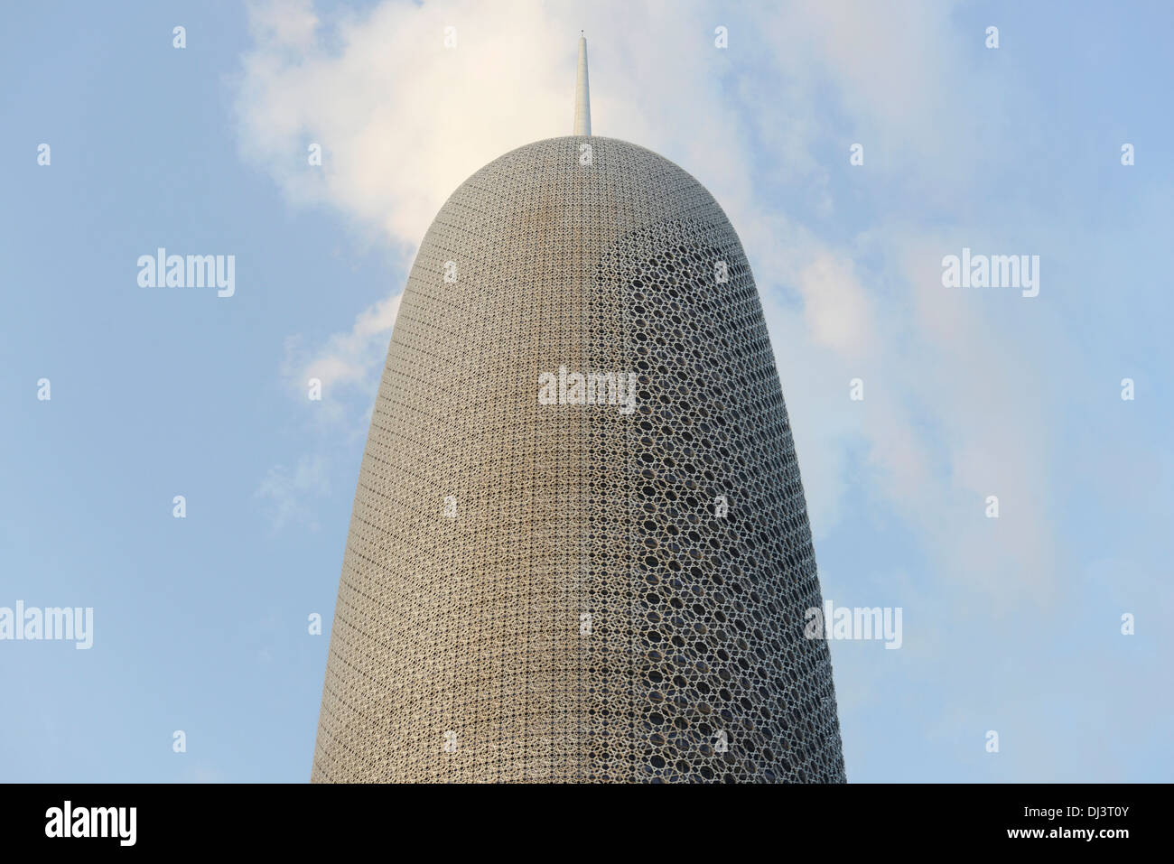 Burj Tower in Doha, Katar Doha, Qatar. Architekt: Ateliers Jean Nouvel, 2012. Morgen Außenansicht, oben auf dem Gebäude. Stockfoto