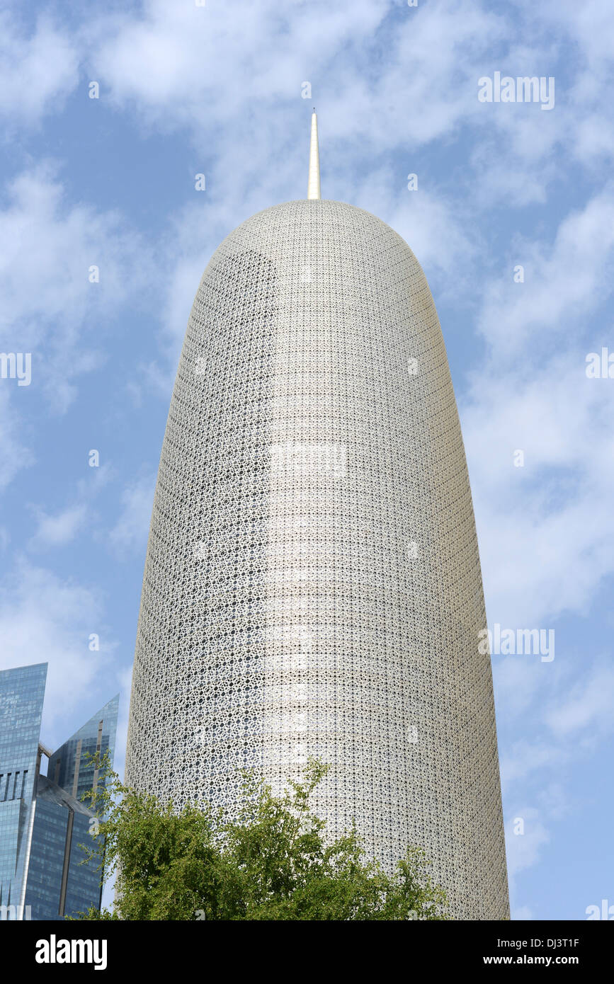 Burj Tower in Doha, Katar Doha, Qatar. Architekt: Ateliers Jean Nouvel, 2012. Morgen Außenansicht, oben auf dem Gebäude. Stockfoto