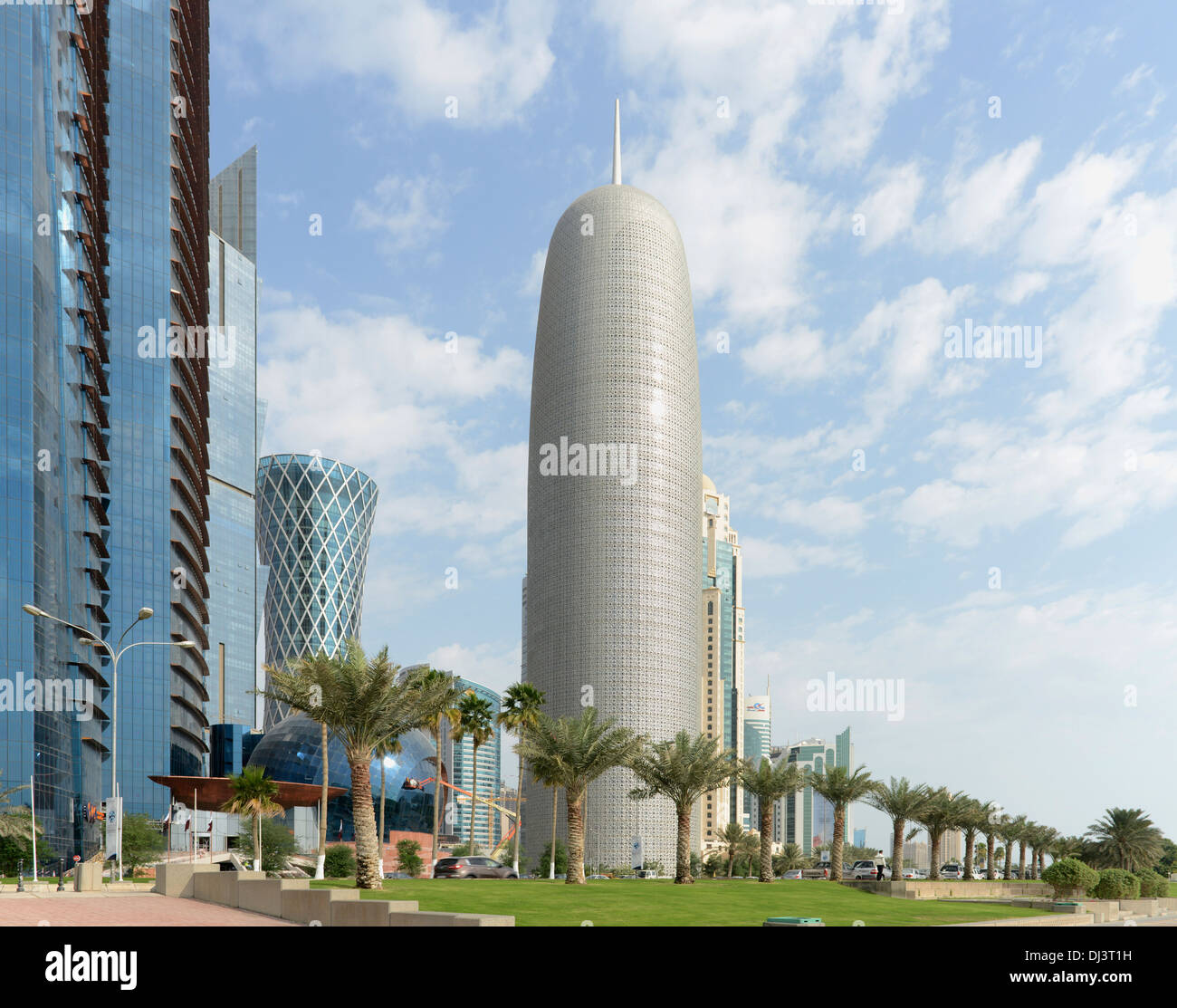 Burj Tower in Doha, Katar Doha, Qatar. Architekt: Ateliers Jean Nouvel, 2012. Blick von der Corniche, mit Palmen. Stockfoto