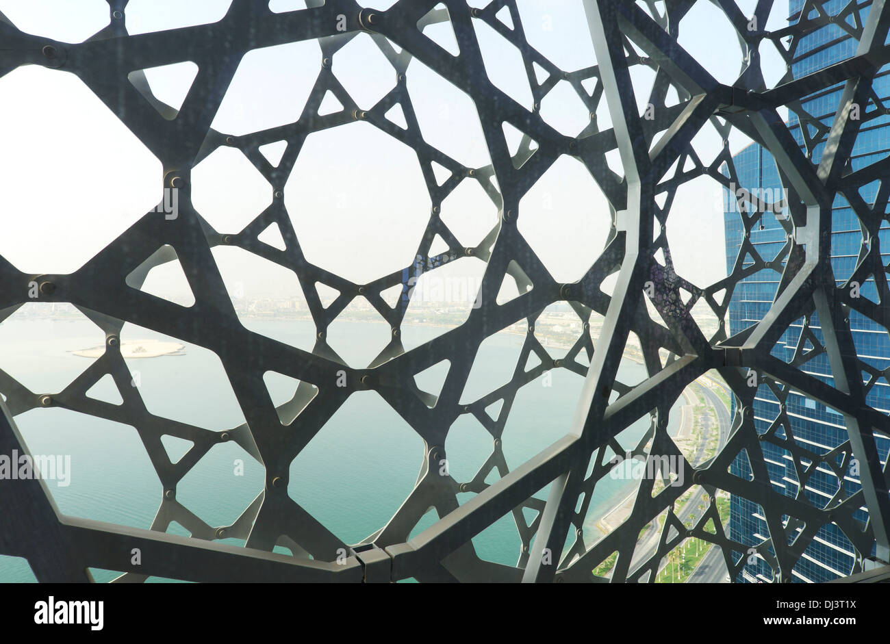 Burj Tower in Doha, Katar Doha, Qatar. Architekt: Ateliers Jean Nouvel, 2012. Blick auf die Mashrabiya von innen. Stockfoto