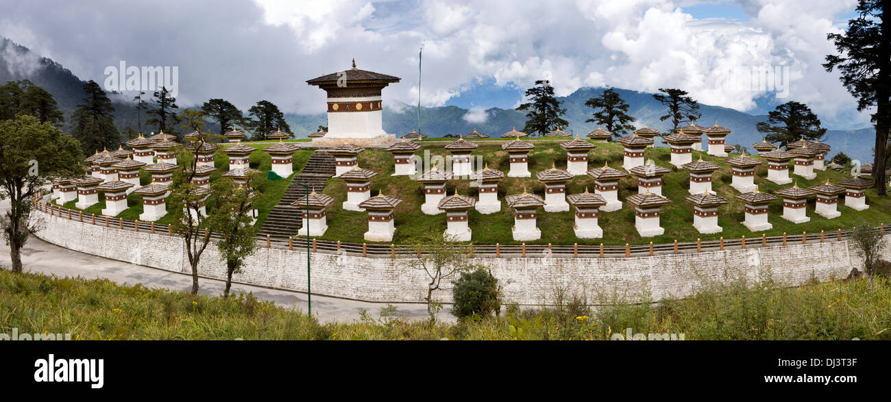 Bhutan, Dochu La pass, 108 Chörten erbaute Denkmal für bhutanesische Soldaten, Panorama Stockfoto