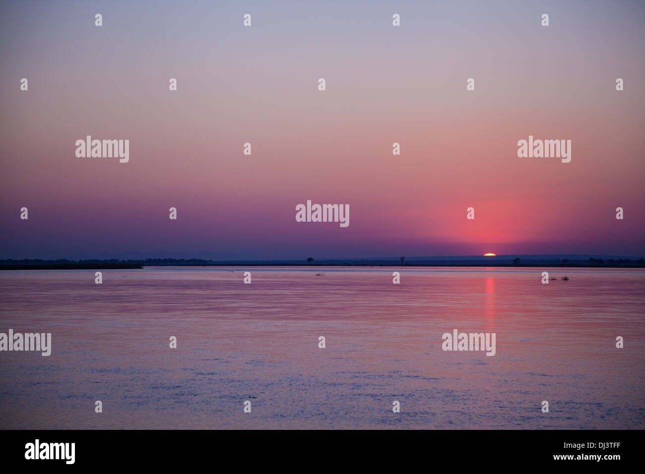 Sonnenaufgang-Reflexion über Flusswasser bis schließen entlang des Sambesi-Flusses in Sambia Afrika Stockfoto