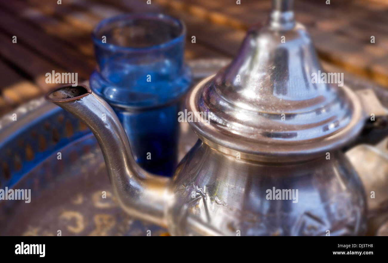 Silberne Teekanne und Glas Mint Tee, Marrakesch, Marokko, Nordafrika Stockfoto