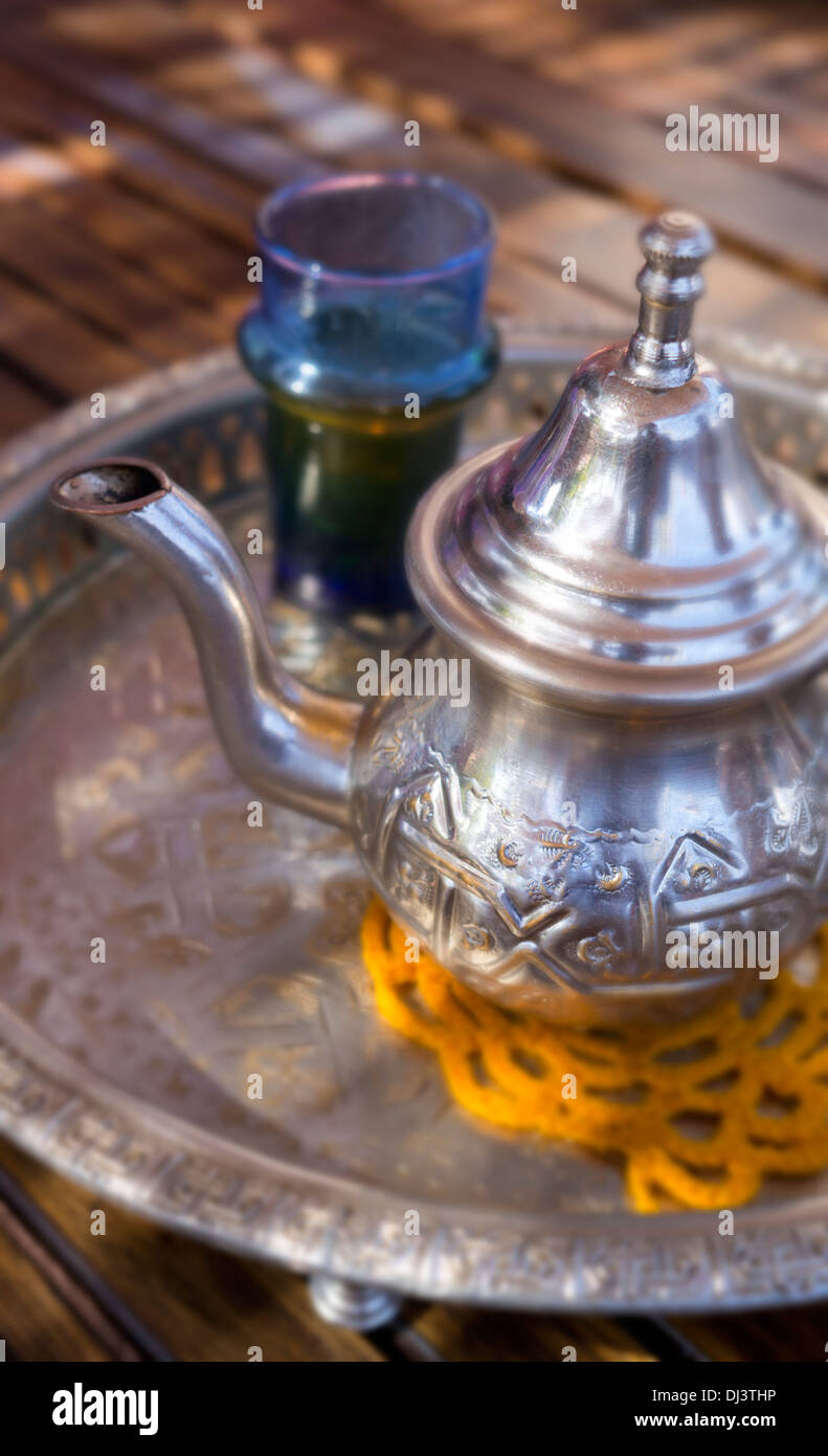 Silberne Teekanne und Glas Mint Tee, Marrakesch, Marokko, Nordafrika Stockfoto