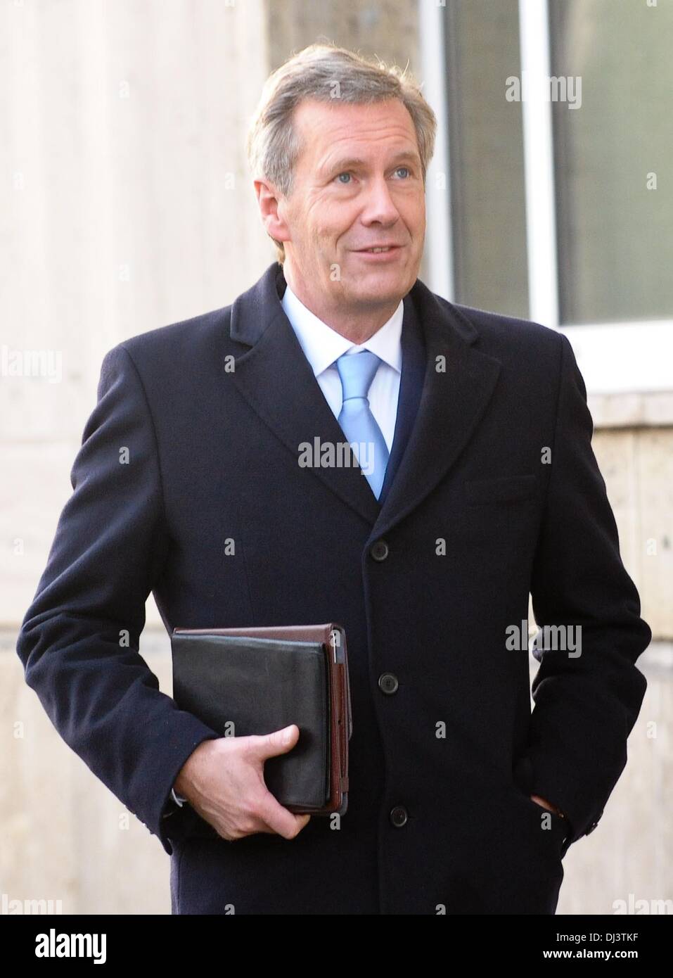 Hannover, Deutschland. 21. November 2013. Der ehemalige deutsche Bundespräsident Christian Wulff kommt für den zweiten Tag des Prozesses am Landgericht in Hannover, Deutschland, 21. November 2013. Wulff, 54, wird vorgeworfen, Anti-Korruptions-Regeln zu verletzen, bevor er deutsche Staatsoberhaupt wurde. Staatsanwälte abgelehnt, die meisten der Ansprüche, aber eines bleibt: dass er einen Freund seine Hotelrechnung von 700 Euro (935-Dollar) zu zahlen ließ, wenn er und seine Frau Münchner Oktoberfestes im Jahr 2008 ging. Wulff trat im vergangenen Jahr unter Sleaze Behauptungen in den Medien. Foto: PETER STEFFEN/Dpa/Alamy Live News Stockfoto