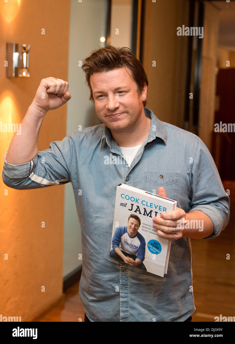 Berlin, Deutschland. 21. November 2013. Der britische Starkoch Jamie Oliver präsentiert sein neue Kochbuch "Cook clever mit Jamie" in Berlin, Deutschland, 21. November 2013. Jamie Olivers neue Buch befasst sich mit der Frage, wie köstliche Gerichte für die ganze Familie trotz begrenztem Budget zu erstellen. Foto: Jörg CARSTENSEN/Dpa/Alamy Live News Stockfoto
