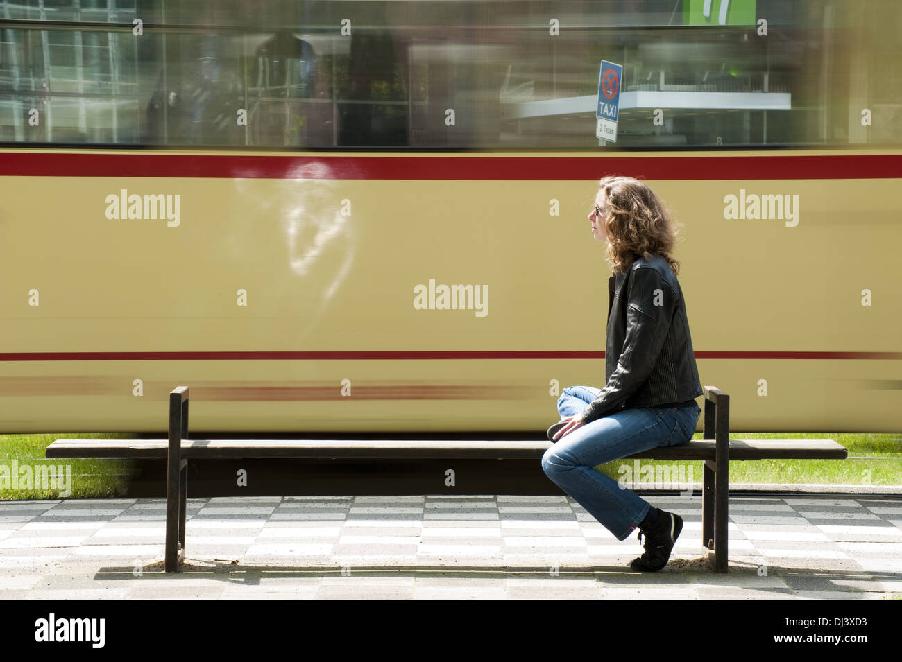 An der Straßenbahn-Haltestelle Stockfoto