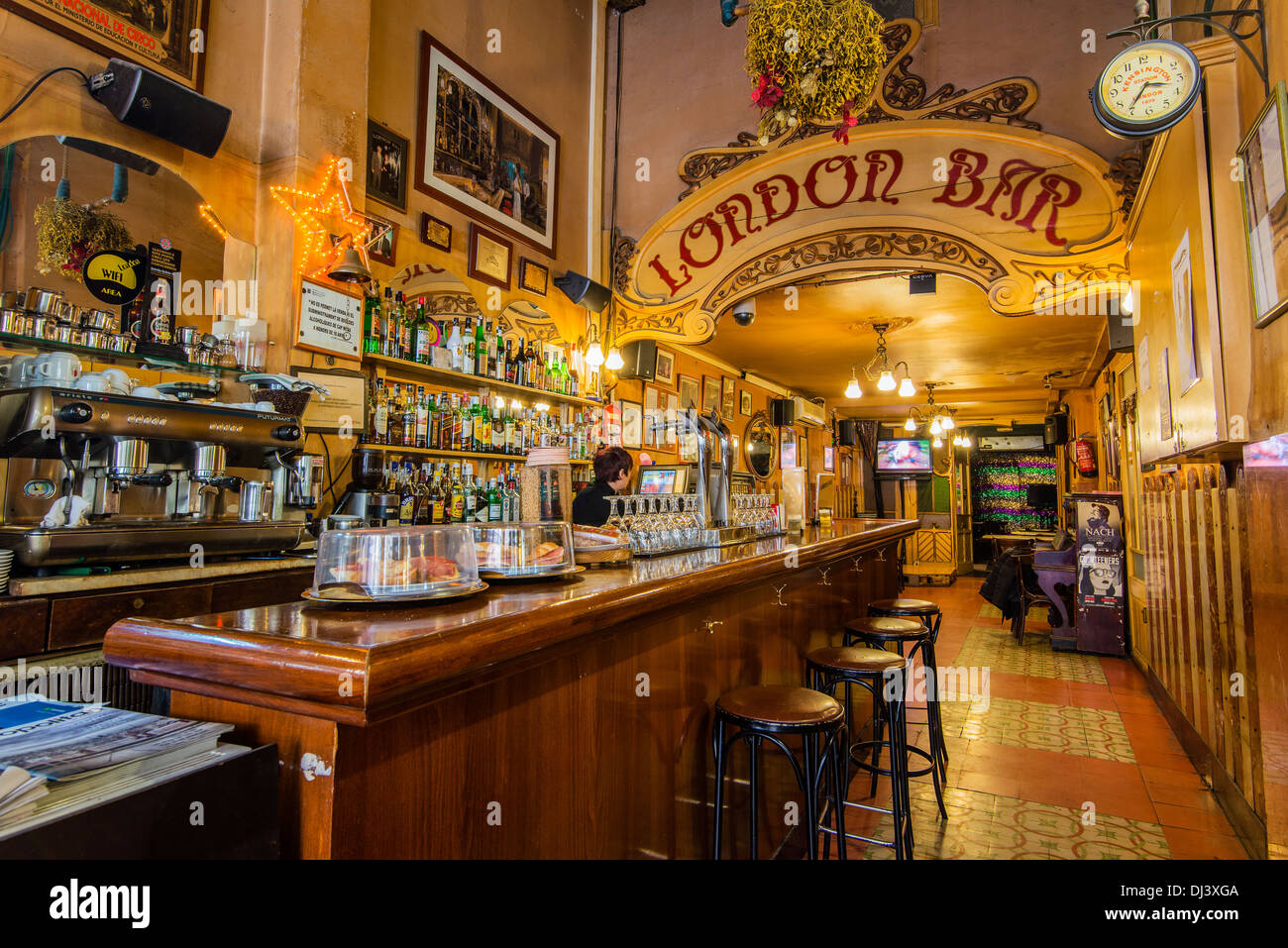 London-Bar, eine moderne Bar befindet sich im Viertel Raval, Barcelona, Katalonien, Spanien Stockfoto