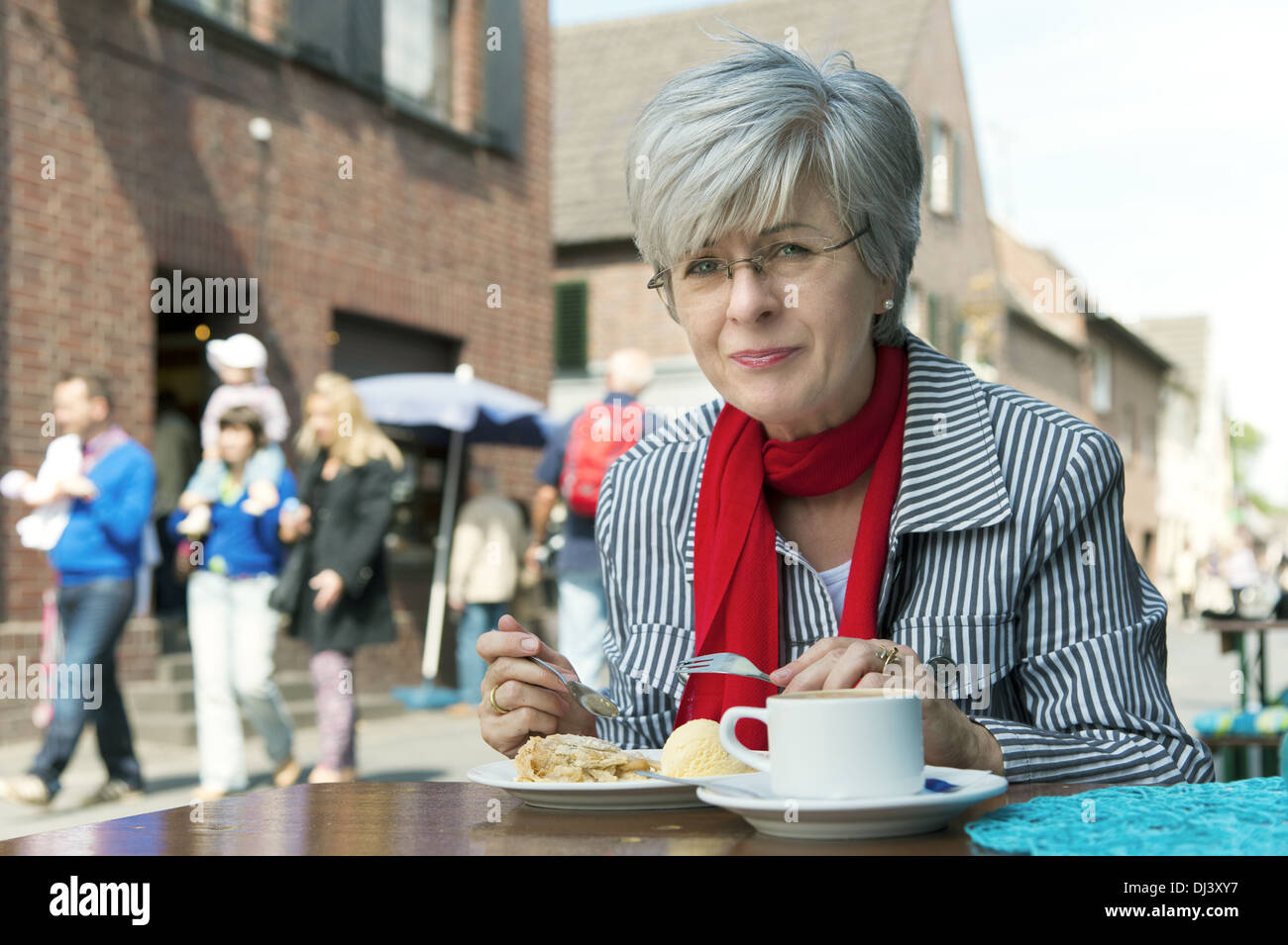 Frau mit Kaffee und Kuchen Stockfoto