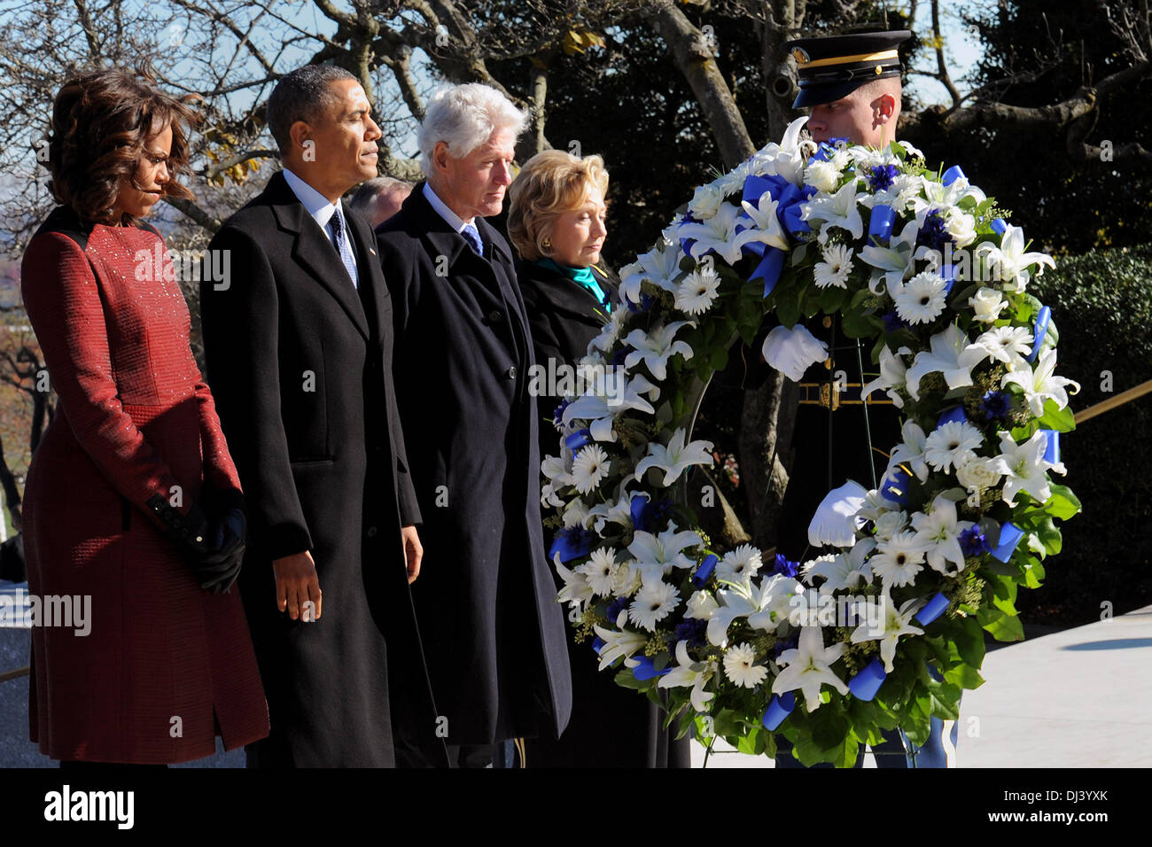 US-Präsident Barack Obama und First Lady Michelle Obama, ehemaliger Präsident Bill Clinton und ehemalige US-Außenministerin Hillary Clinton legen einen Kranz an der Grabstätte von Kennedy zum 50. Jahrestag seines Todes auf dem Arlington National Cemetery. Stockfoto