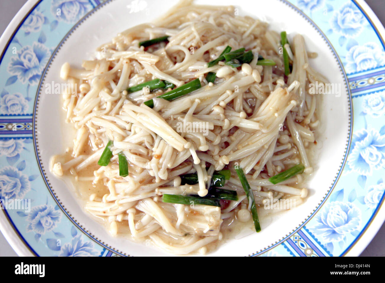 Champignons mit Pfeffer und Basilikum, lokale Speisen in Thailand zu mischen. Stockfoto