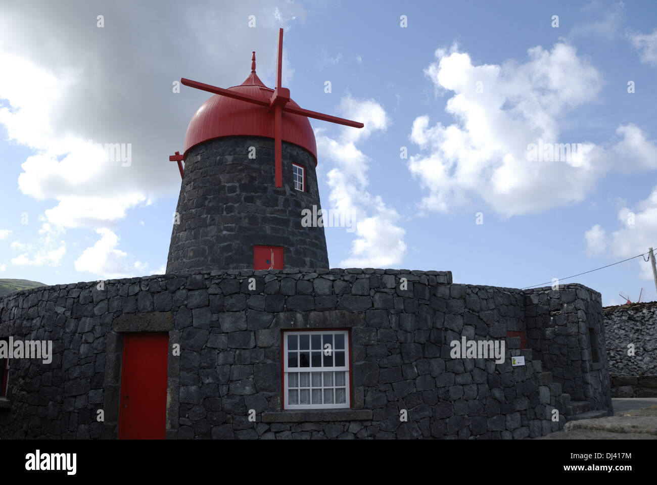 Windmühle in Sao Mateus Stockfoto