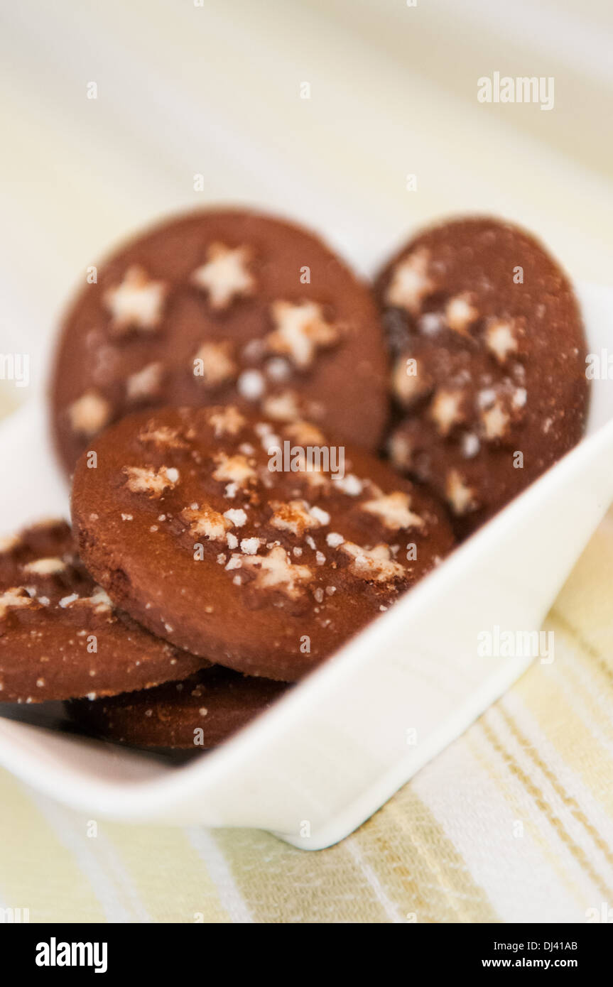 Detail von Weihnachten Urlaub dunkle Schokolade Cookies mit weißen Sternen Stockfoto