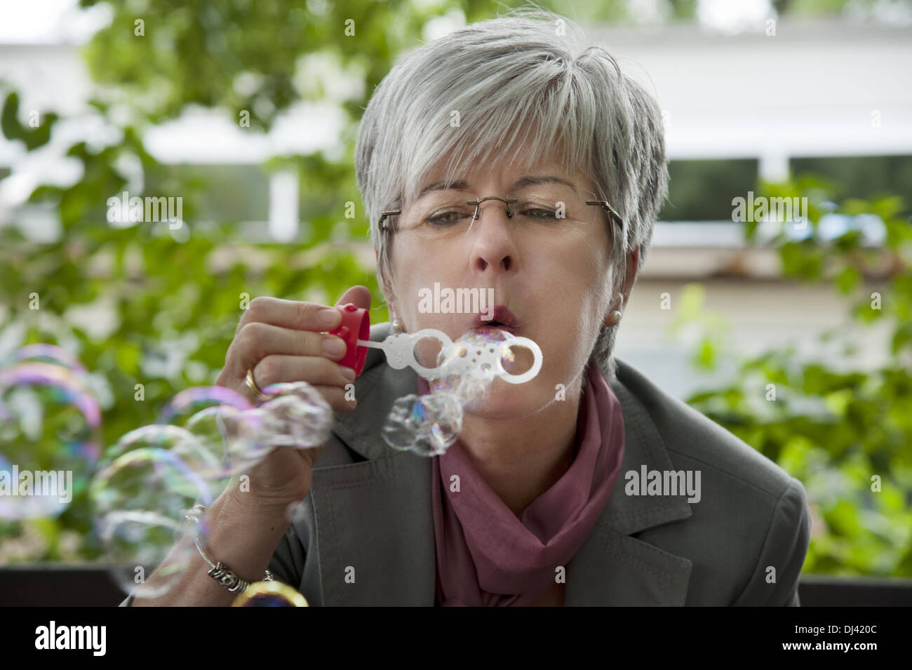 Frau bläst Seifenblasen Stockfoto